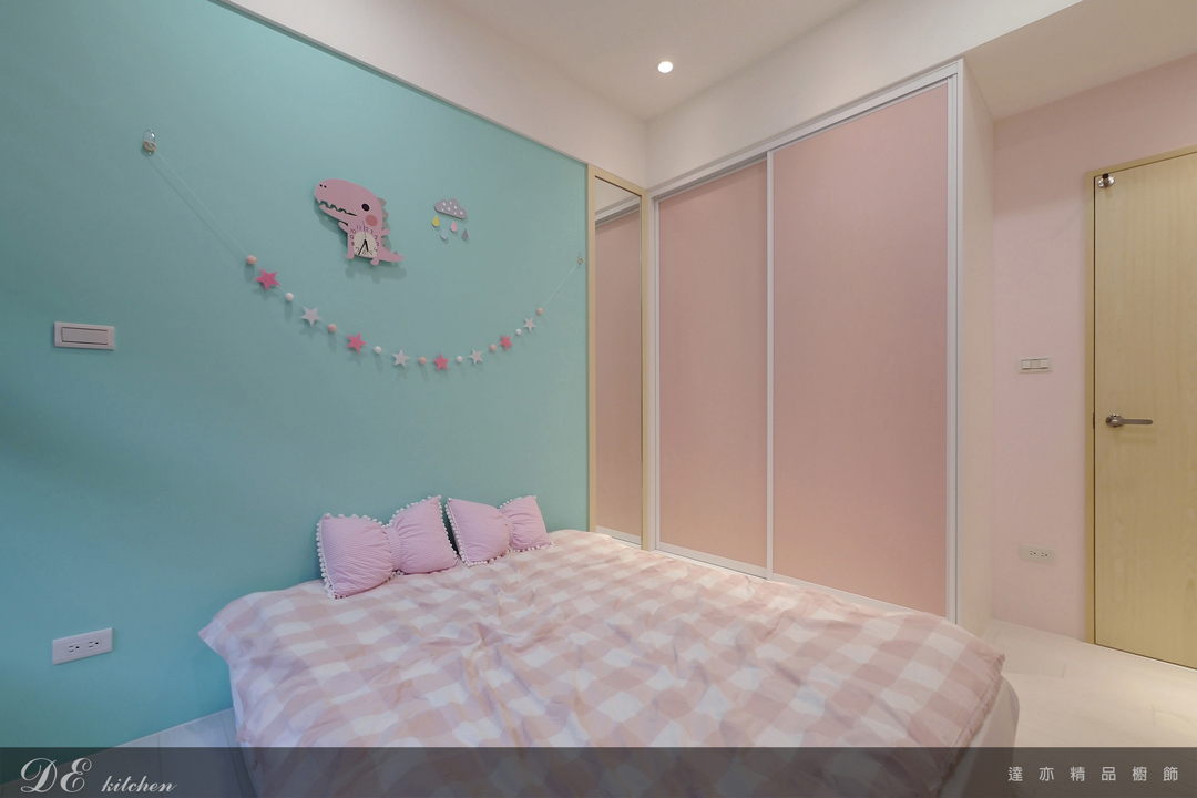 兒童房設計｜北歐風格｜系統家具｜板材 MFC：浮雕白、浮雕粉紅